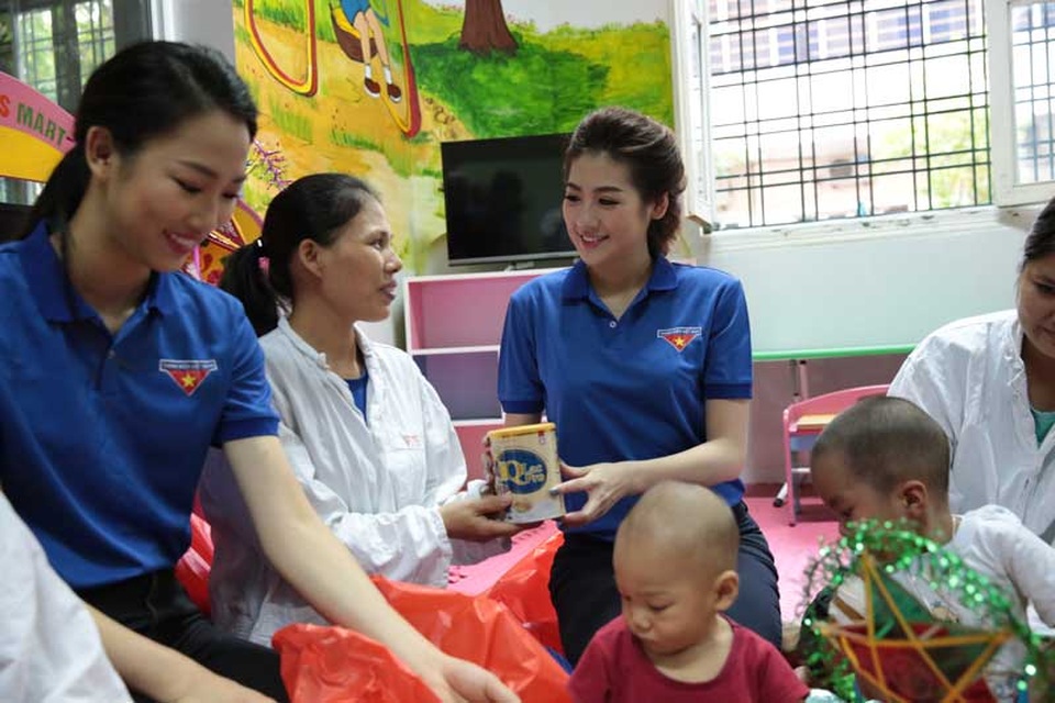 
Á hậu Tú Anh trao quà cho các bệnh nhi tại hội trường
