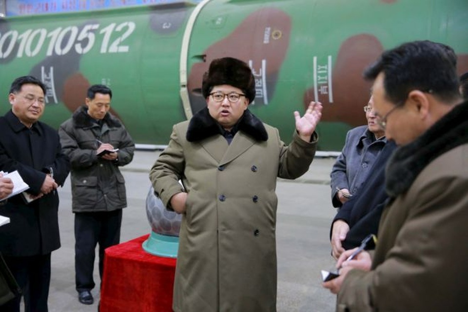 Yonhap: Trung Quốc tính chuyện thay thế lãnh đạo Triều Tiên Kim Jong-un - 1
Nhà lãnh đạo Triều Tiên Kim Jong-un (giữa). (Ảnh: Reuters)