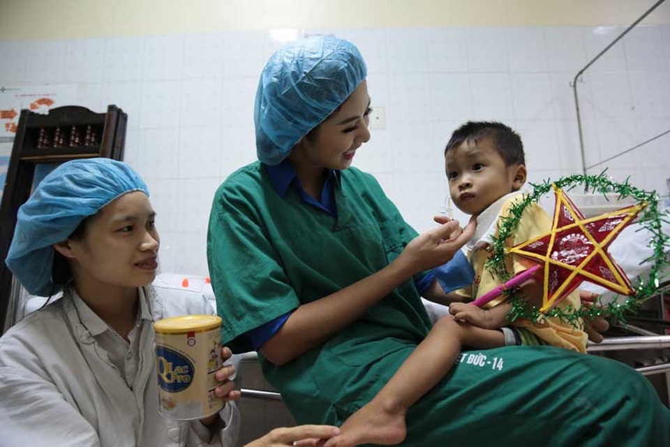 
Bé Lèo Thị Thu Diệu trong vòng tay yêu thương của hoa hậu Ngọc Hân
