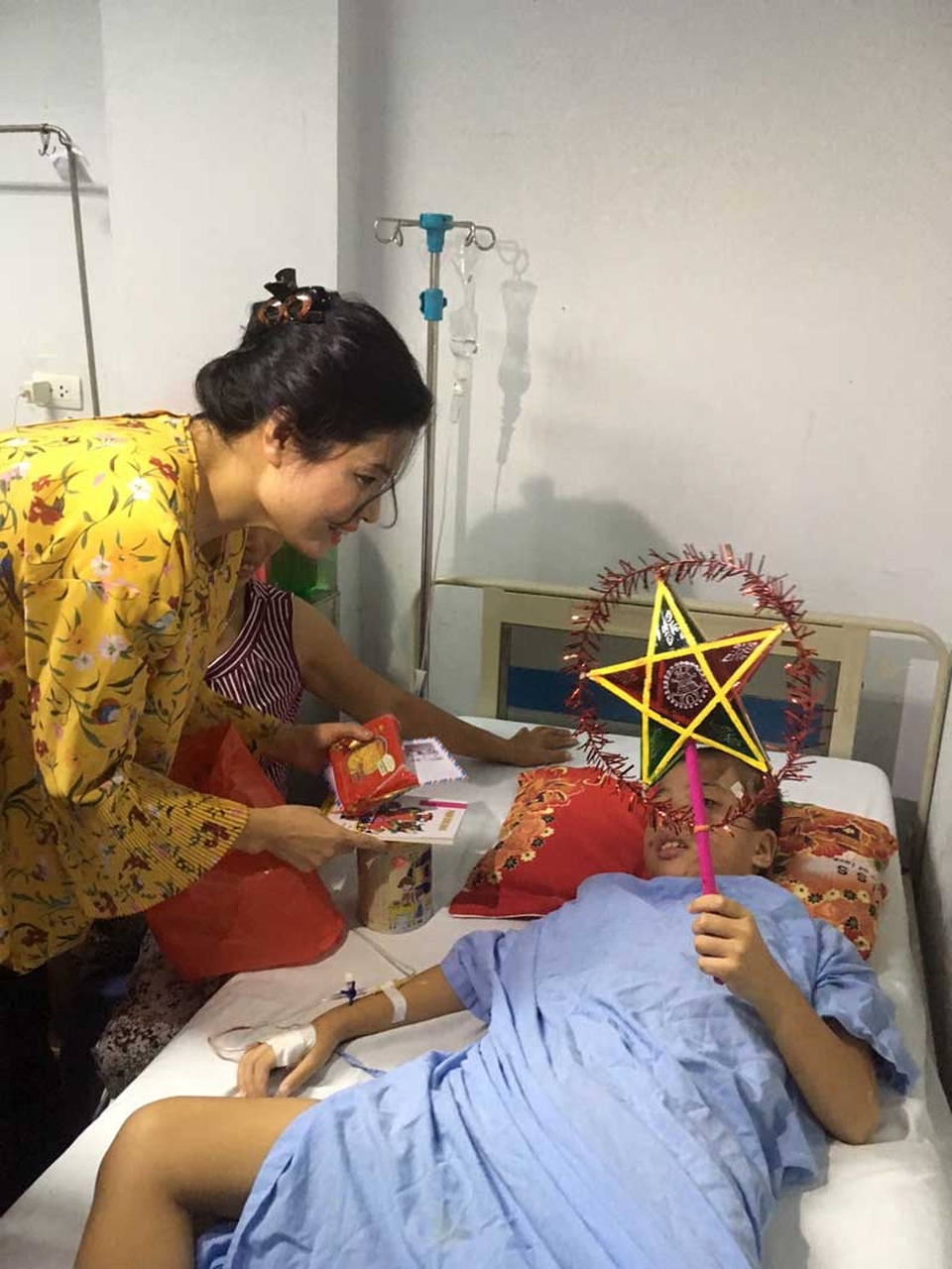 
Bà Nguyễn Thị Thu Phương, Đại diện công ty CP Nutri PRo trao quà tận giường bệnh cho những bệnh nhi không thể tham gia các hoạt động Trung thu
