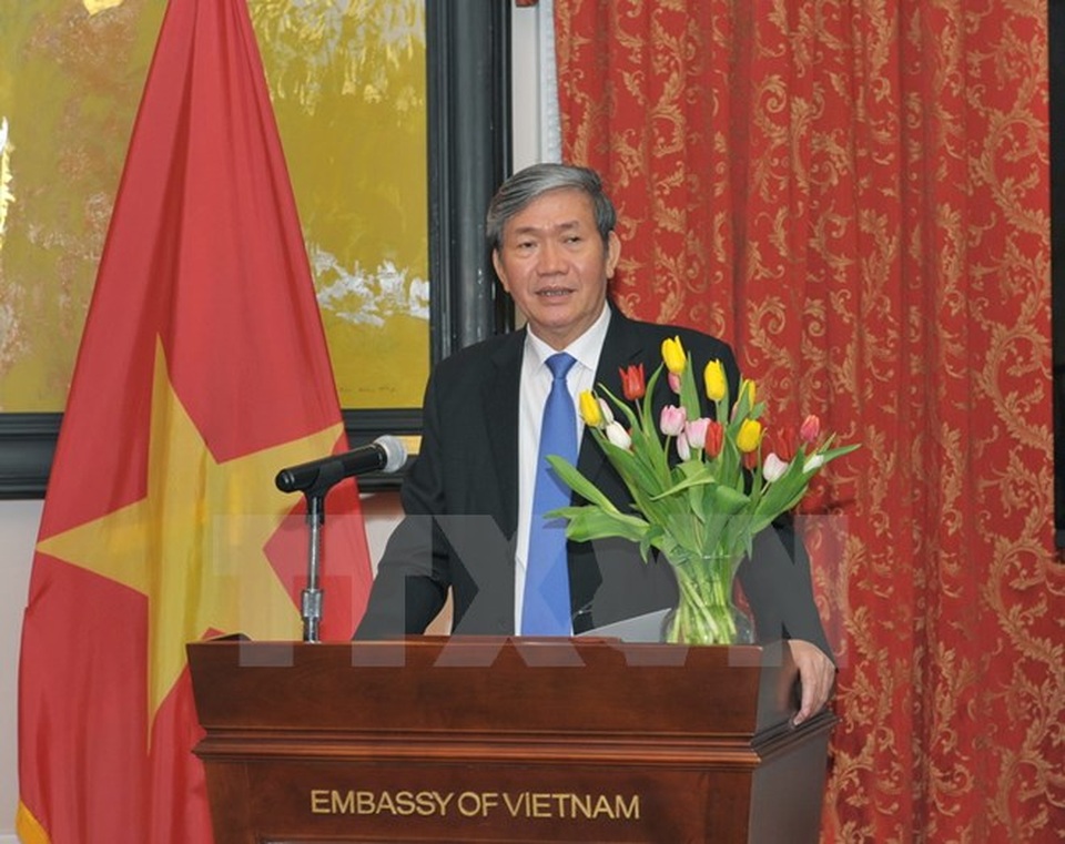 Thường trực Ban Bí thư Đinh Thế Huynh hội kiến Tổng Thư ký LHQ - 1
Ông Đinh Thế Huynh đến thăm và thông báo cho các cán bộ, nhân viên Đại sứ quán Việt Nam tại Hoa Kỳ. (Ảnh: Thanh Tuấn/TTXVN)