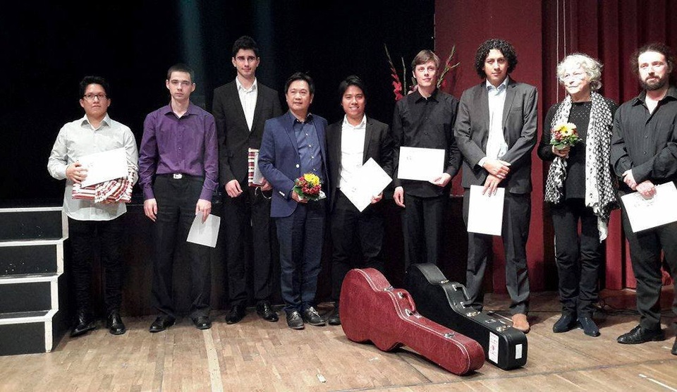 9X từng gặt 6 học bổng thạc sĩ quốc tế giành giải Nhì guitar tại Đức - 3
Tuấn An đứng cạnh Giáo sư - Nhạc sĩ Đặng Ngọc Long (Hiệu trưởng Trường Âm nhạc Berlin - Gesundbrunnen, đồng thời là Chủ tịch Hội đồng Giám khảo cuộc thi)