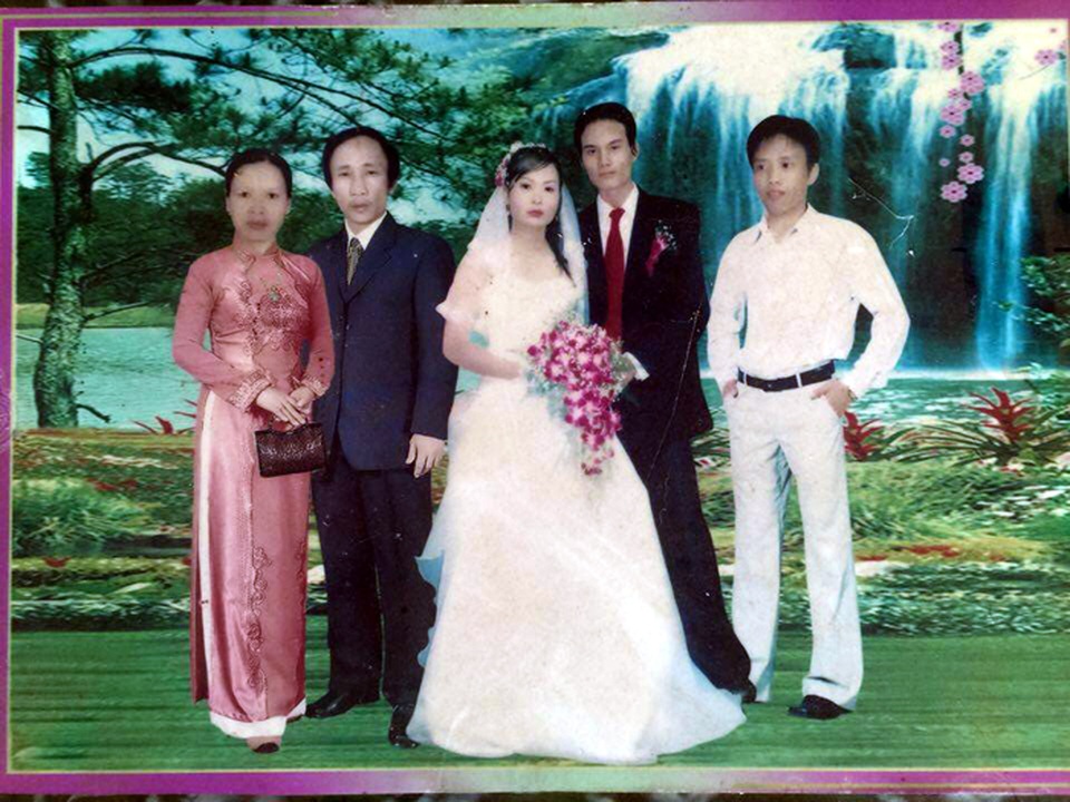 Tử tù Hàn Đức Long: "Tôi mừng đến không ngủ được" - 6
Ông Long được ghép ảnh vào đám cưới của con trong khi bản thân vẫn đang bị giam cầm