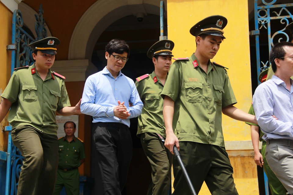 Bối cảnh phạm tội đều do Phạm Công Danh tạo ra - 3
Hai bị cáo Phạm Công Danh và Phan Thành Mai rời tòa sau khi kết thúc phiên xử buổi sáng
