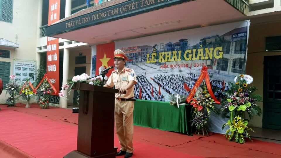Lãnh đạo Đảng, Nhà nước dự khai giảng cùng các em học sinh - 37
Các chiến sĩ CSGT tuyên truyền phổ biến luật Giao thông đường bộ tới học sinh. (ảnh: Tiến Nguyên)