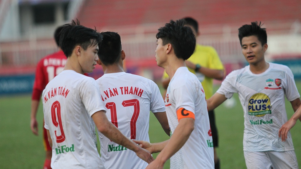 
Văn Toàn ghi bàn thắng duy nhất của trận đấu
