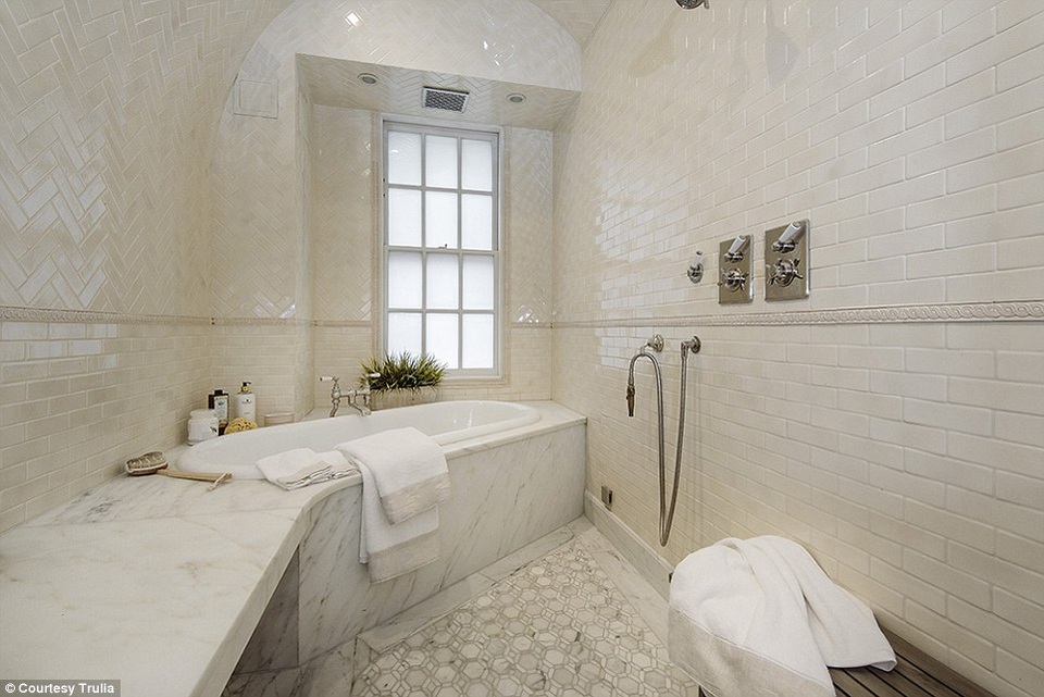 
Phòng tắm lát đá rất sang trọng
