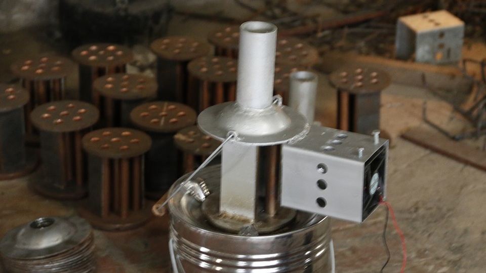Cận cảnh công nghệ sưởi ấm gia cầm từ bếp than tổ ong - 4 Cận cảnh công nghệ sưởi ấm gia cầm từ bếp than tổ ong - 4