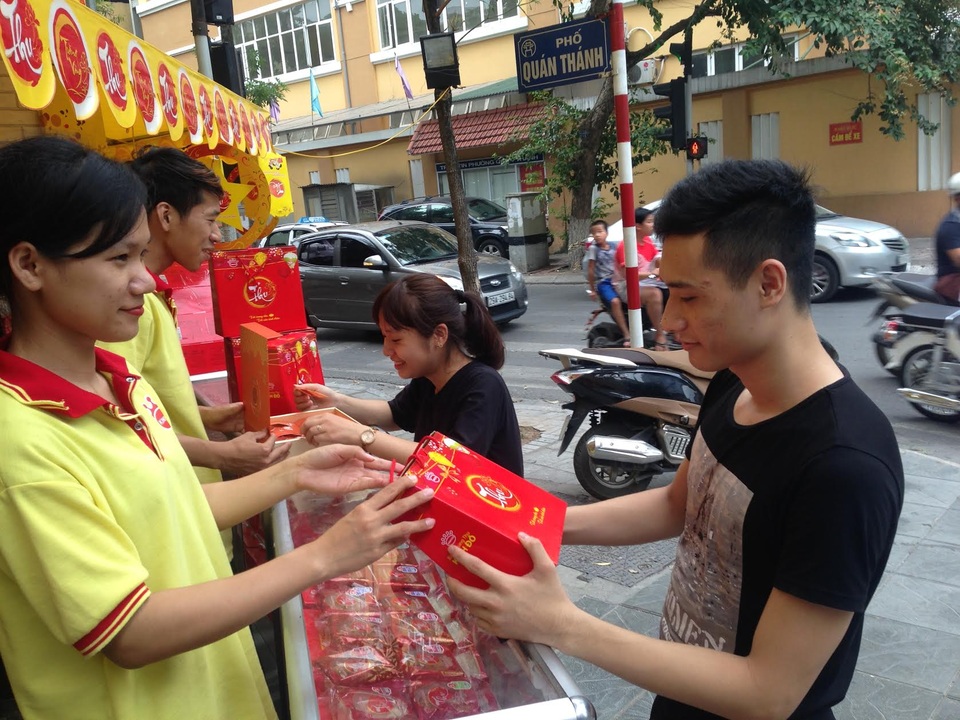 Thị trường bánh trung thu: Doanh nghiệp nâng cao chất lượng, vệ sinh thực phẩm - 2
Người tiêu dùng ưu tiên chọn thương hiệu uy tín