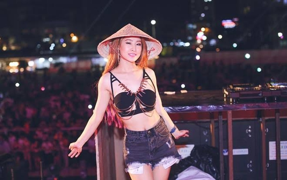 DJ Oxy diện bikini gợi cảm - 1 DJ Oxy diện bikini gợi cảm - 1
