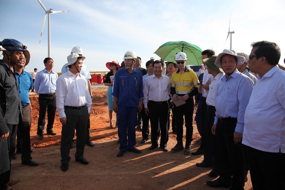 Bình Thuận - “Không thể để tiềm năng ngủ yên” - 2
Khảo sát dự án điện gió Thuận Phong.