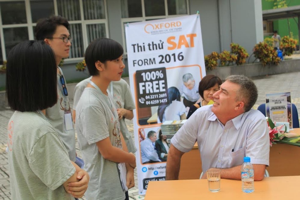 Ưu và nhược điểm của người Việt khi học tiếng Anh - 1
Thầy John Kelsey trao đổi với học sinh, sinh viên.