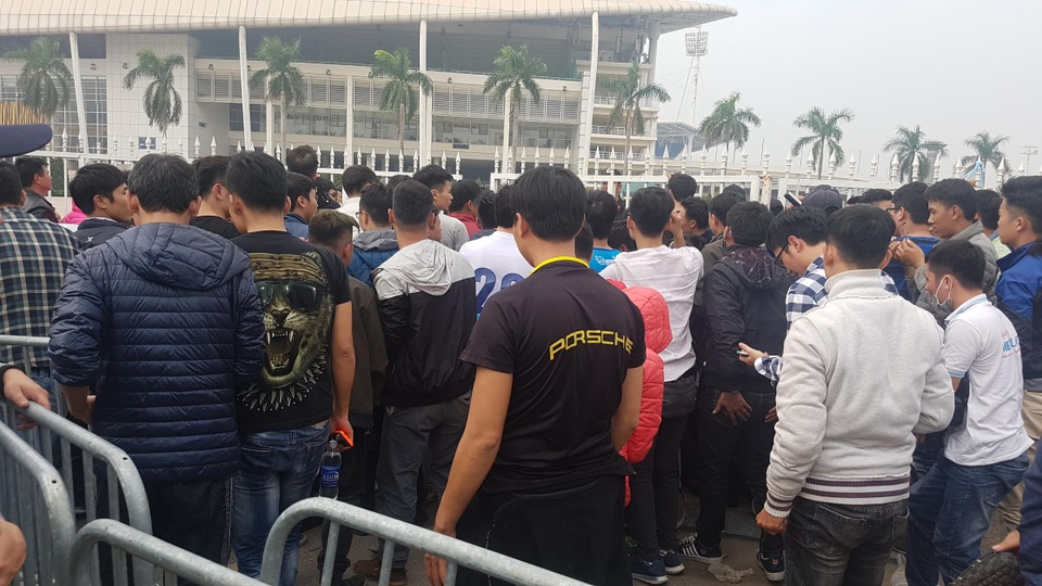 Chen lấn, xô đẩy mua vé xem đội tuyển Việt Nam đấu Indonesia - 6
BTC dự kiến bán 13.000 vé cho người hâm mộ và nhiều khả năng sẽ bán hết trong ngày 3/12