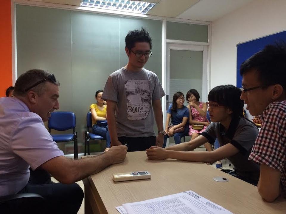 Ưu và nhược điểm của người Việt khi học tiếng Anh - 3
Một giờ lên lớp của thầy John Kelsey