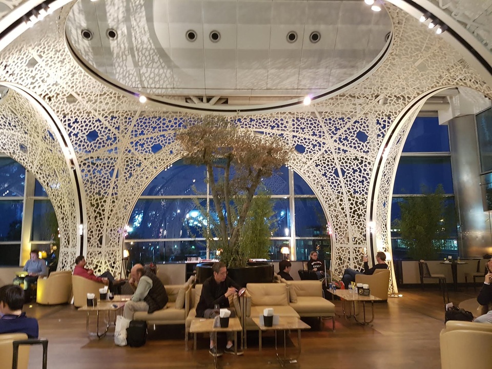Bên trong phòng chờ của hãng hàng không Turkish Airlines tại sân bay Istanbul - một trong những phòng chờ của hãng hàng không đẹp nhất thế giới. Tại đây, du khách sẽ được tận hưởng các dịch vụ đẳng cấp, nghỉ ngơi, ăn uống, tắm gội... trong thời gian chờ lên máy bay.