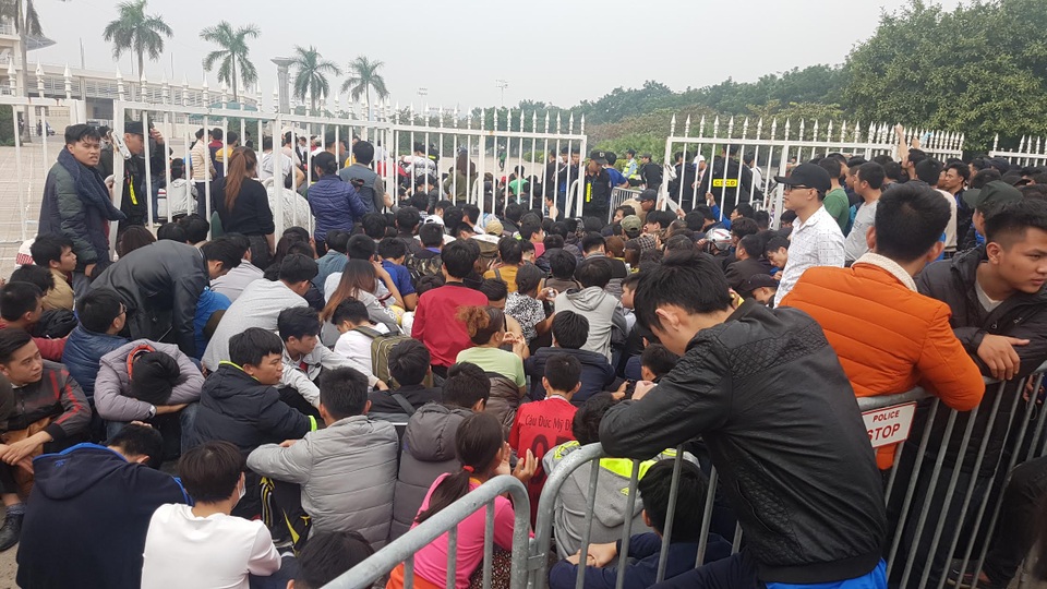 Chen lấn, xô đẩy mua vé xem đội tuyển Việt Nam đấu Indonesia - 5
Cảnh chen lấn bên ngoài