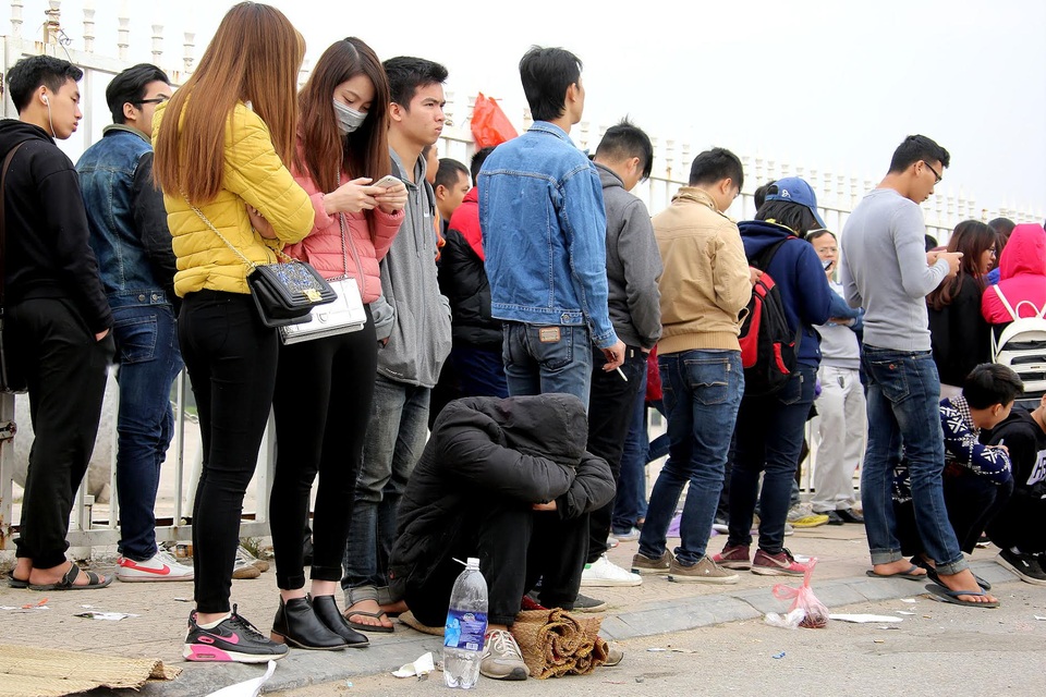 
Sự mệt mỏi của một người hâm mộ khi phải xếp hàng quá lâu - Ảnh: Gia Hưng
