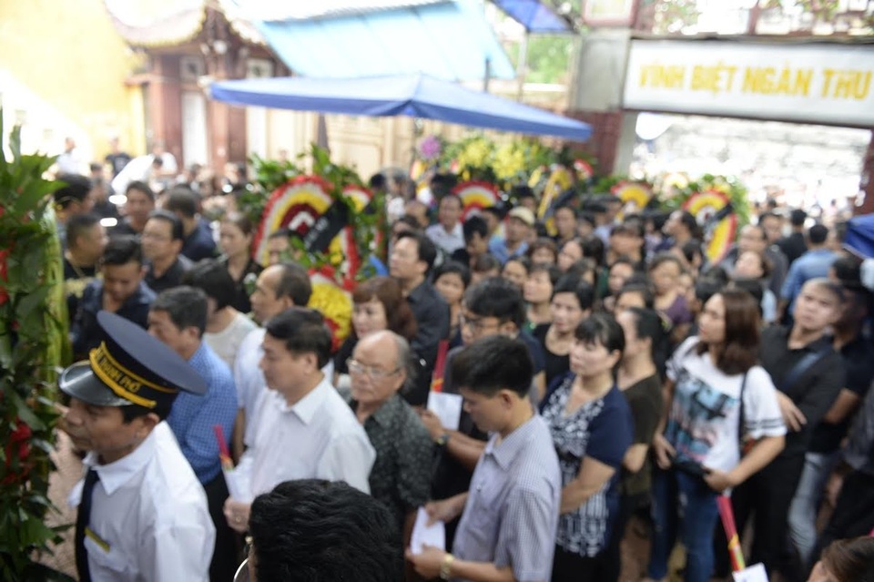 Nghẹn ngào phút giây tiễn biệt NSƯT Hán Văn Tình - 6
Trong dòng người tới từ biệt NSƯT Hán Văn Tình, không chỉ có người thân, bạn bè, người hâm mộ mà còn có rất nhiều gương mặt nghệ sĩ thân quen với khán giả màn ảnh nhỏ.