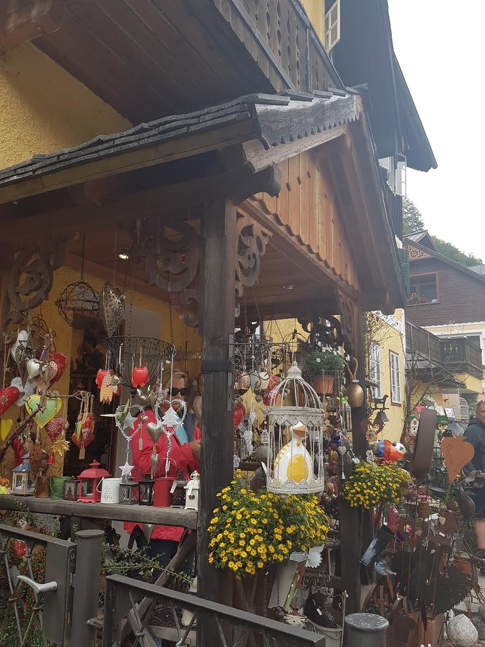 Vì sao ngôi làng Hallstatt lại nổi tiếng nhất ở nước Áo? - 6
Trước nhiều ngôi nhà treo các món đồ lưu niệm, phong phú...