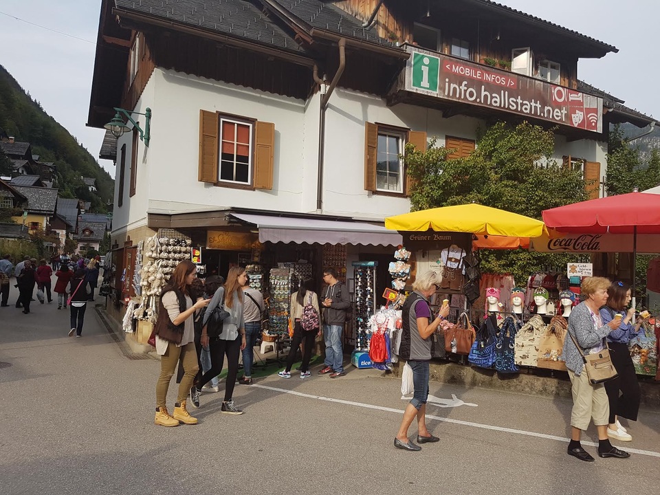 Vì sao ngôi làng Hallstatt lại nổi tiếng nhất ở nước Áo? - 8
Cũng bởi khách sạn quá ít ỏi, mà để được ngủ một đêm tại ngôi làng thơ mộng và nổi tiếng này, người ta phải book phòng từ 4 tháng trước. Bởi quá nhẹ nhàng, nên thơ nên không chỉ những cặp đôi trẻ lãng mạn, mà nhiều cặp vợ chồng lớn tuổi ở châu Âu rất thích được tới nơi này – như một cách nhẩn nha, thư thái với hồ - núi nơi đây.