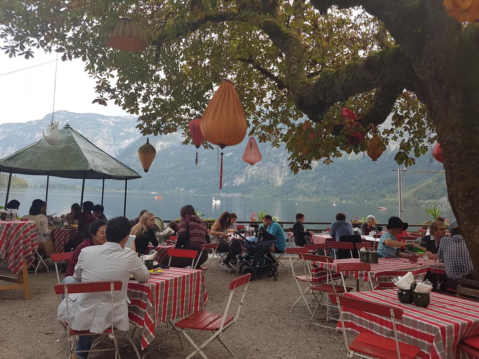 Vì sao ngôi làng Hallstatt lại nổi tiếng nhất ở nước Áo? - 10
Ngay trước khi vào làng, từng đoàn xe xếp hàng dài, cũng có thể chỉ là ngồi bên hồ nhâm nhi ly bia hoặc cà phê thơm phức