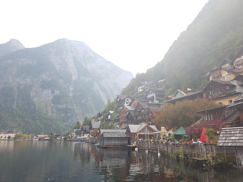 Vì sao ngôi làng Hallstatt lại nổi tiếng nhất ở nước Áo? - 2
Ngôi làng được bao bọc xung quanh rặng núi cao hàng ngàn mét, soi bóng xuống mặt hồ trong vắt