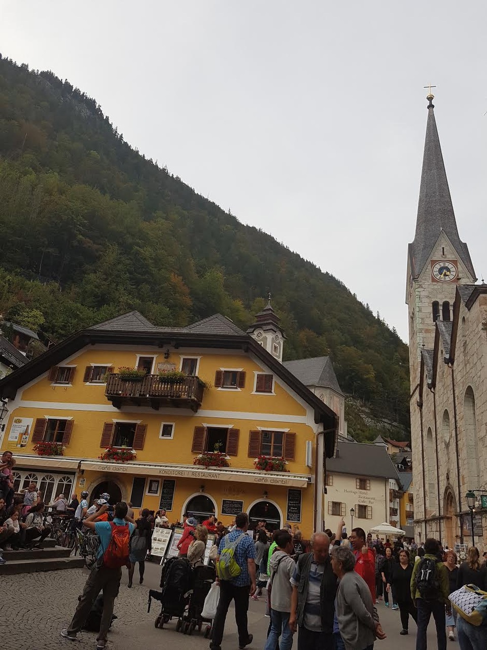 Vì sao ngôi làng Hallstatt lại nổi tiếng nhất ở nước Áo? - 12
Quảng trường Marktplatz ở trung tâm Hallstatt - nơi đây, nhiều đoàn du khách vui vẻ, còn đứng xếp hàng hát vang, thanh âm trở nên ấm áp, vui vẻ lạ thường