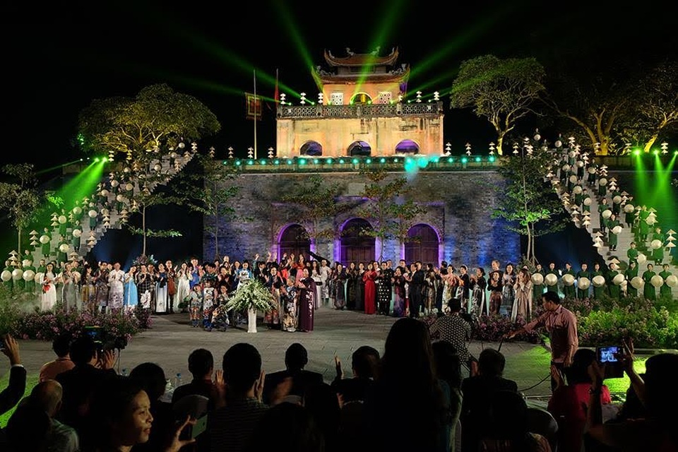 Duyên dáng hình ảnh tà áo truyền thống Việt trong đêm khai mạc - 14 Đêm khai mạc đã diễn ra với nhiều dư vị đẹp.