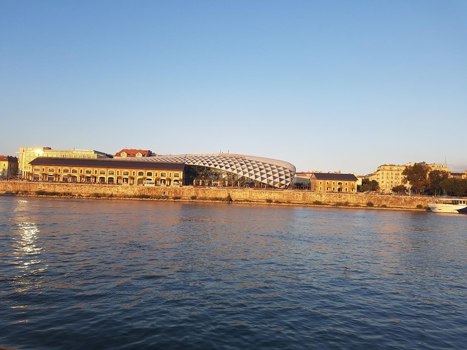 
Thành phố Budapest nhìn từ dòng sông Danube
