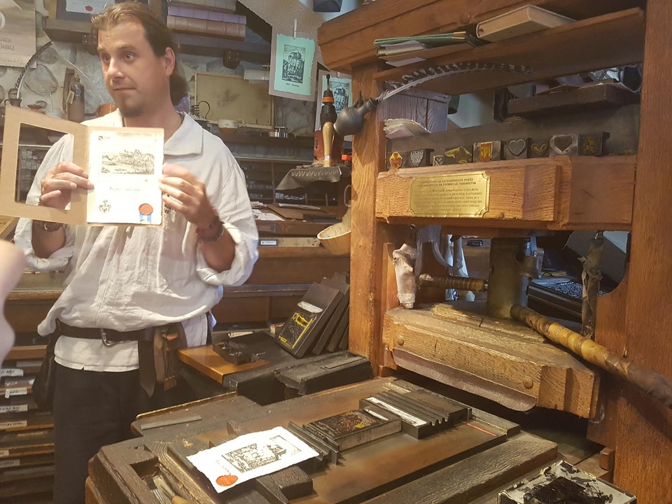 
Một người thợ in ấn bên trong lâu đài Bled
