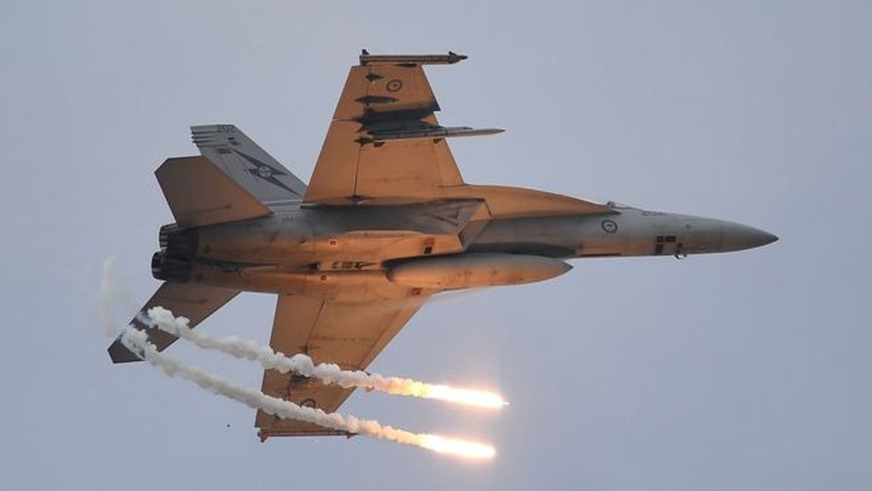 Máy bay chiến đấu Canada rơi trong khi diễn tập, phi công tử nạn - 1
Một máy bay chiến đấu CF-18 Hornet (Ảnh: Getty)