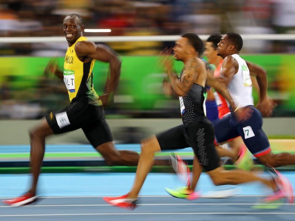 Thế giới năm 2016 qua ảnh (1) - 3 Khoảnh khắc vận động viên điền kinh Usain Bolt của Jamaica nở nụ cười khi đang trên đường đua cùng các đối thủ trong trận bán kết chạy 100m nam tại Thế vận hội Olympic Rio 2016 tại Rio de Janeiro, Brazil ngày 14/8. (Ảnh: Reuters)
