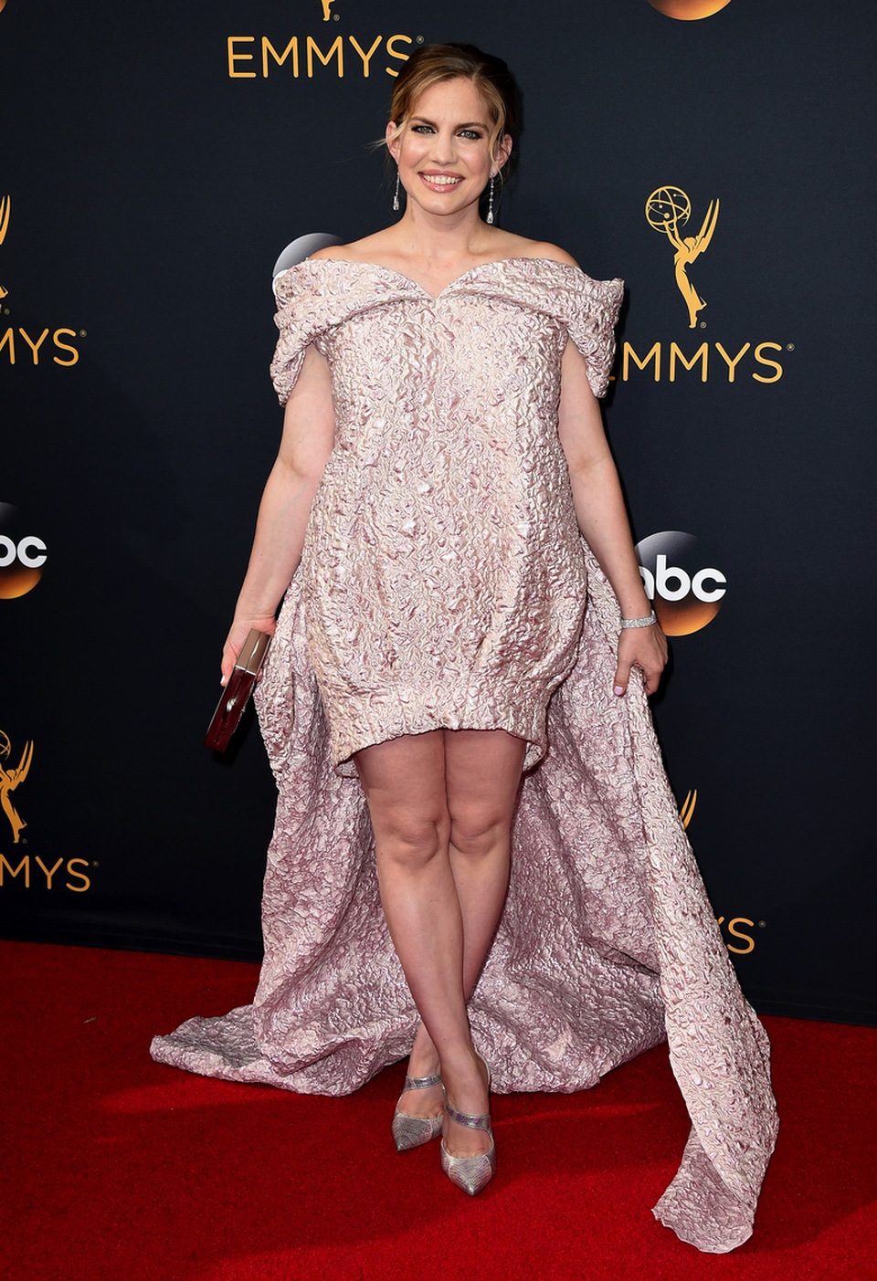 
Anna Chlumsky - Thảm họa thời trang đích thực trên thảm đỏ lễ trao giải Emmy 2016. Bộ váy phồng khiến cô tròn vo và tà váy rộng phủ sau không hề liên quan!
