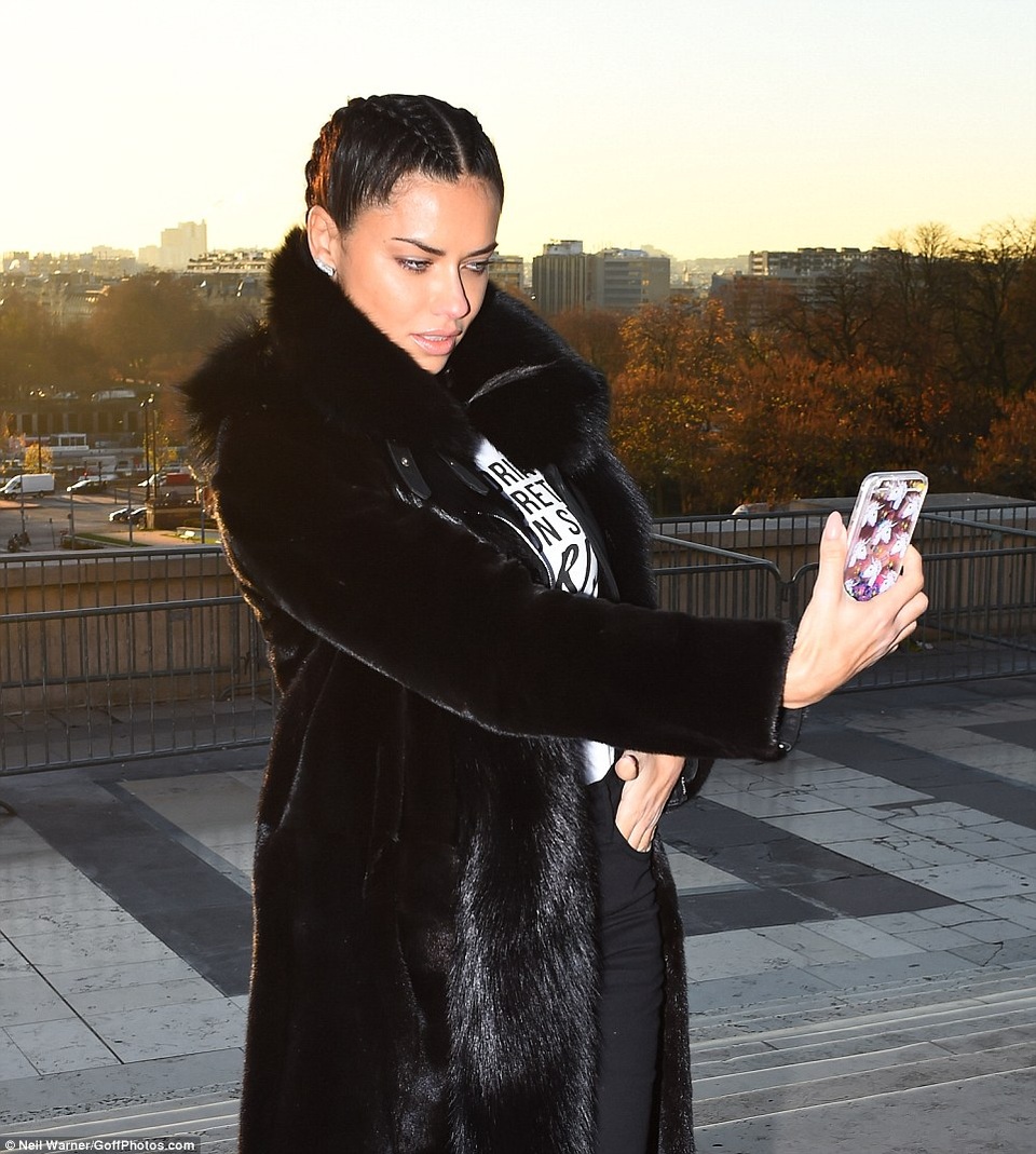 Dàn siêu mẫu áo tắm khoe dáng bên tháp Effiel - 7
Adriana Lima - 35 tuổi là chân dài người Brazil