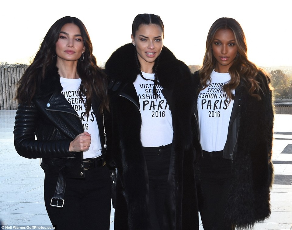 Dàn siêu mẫu áo tắm khoe dáng bên tháp Effiel - 11
Dàn siêu mẫu xinh đẹp đã tới đây bằng máy bay riêng từ New York