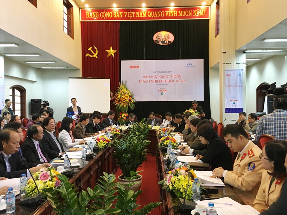 5 nguyên nhân khiến giao thông Việt Nam… chưa văn hóa - 2 Nhiều ý kiến cho rằng, trách nhiệm về văn hóa giao thông trước hết thuộc về nhà nước, sau đó mới là người dân