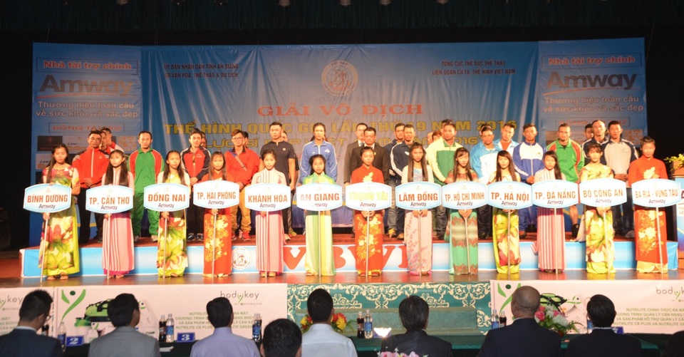 VĐV Lâm Văn Cuôi và Tôn Hoàng Khánh Lan đoạt giải vô địch tuyệt đối nam và nữ - 1 VĐV Lâm Văn Cuôi và Tôn Hoàng Khánh Lan đoạt giải vô địch tuyệt đối nam và nữ - 1
