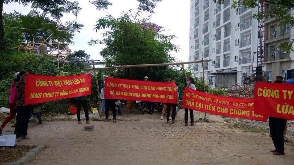 
Giăng băng rôn đòi tiền trước công ty Việt Thái
