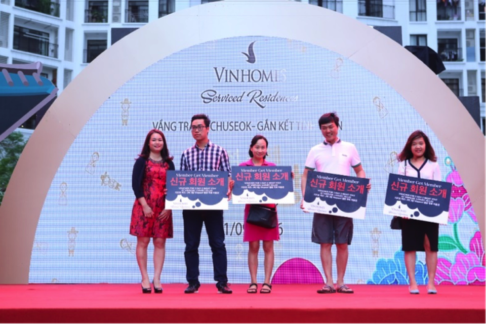 
Bà Công Thị Minh Ngọc trao thưởng các kỳ nghỉ dưỡng cao cấp cho các vị khách may mắn của chương trình tri ân “Member get Member” dành riêng cho các khách thuê của Vinhomes
