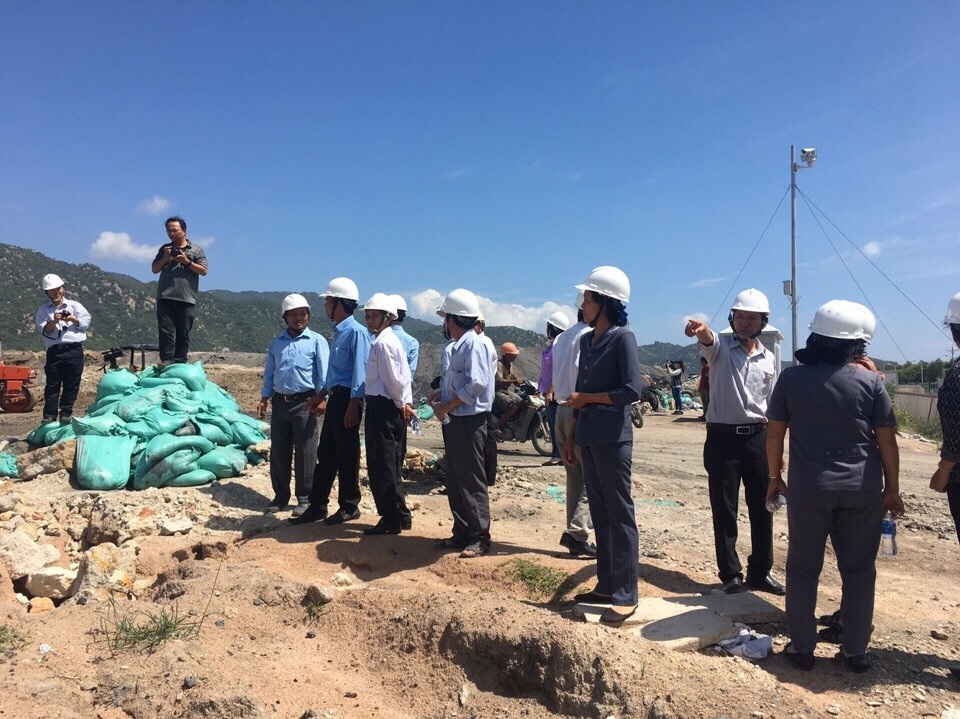 
Người dân địa phương vào giám sát việc chấp hành pháp luật bảo vệ môi trường của nhà máy Nhiệt điện Vĩnh Tân 2
