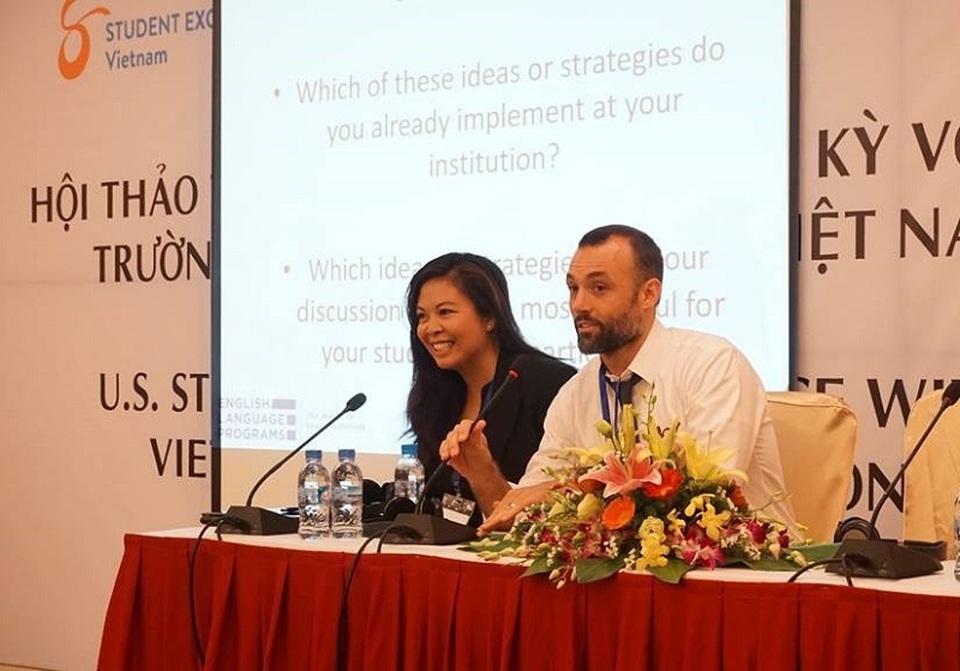 Vì sao sinh viên Mỹ ít sang Việt Nam trao đổi học tập? - 1
Ông Jonathan Lembright và bà Anne Talavera chia sẻ về kinh nghiệm, chiến lược để thúc đẩy sinh viên Mỹ sang Việt Nam học tập qua các chương trình trao đổi sinh viên.