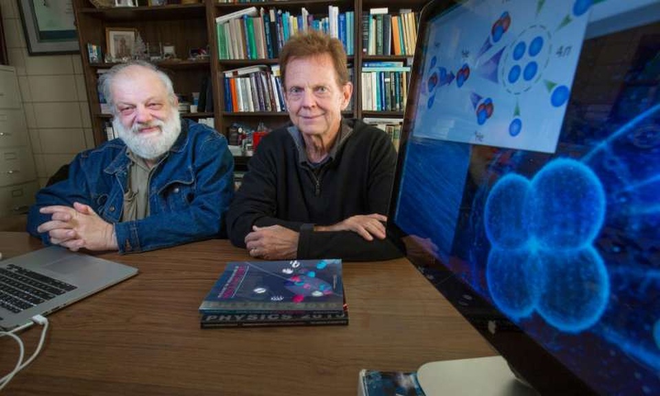 
James Vary (bên trái) và Andrey Shirokov (đồng tác giả) cùng với thí dụ minh họa về tetraneutron. Nguồn ảnh : Christopher Gannon/Đại học Iowa State
