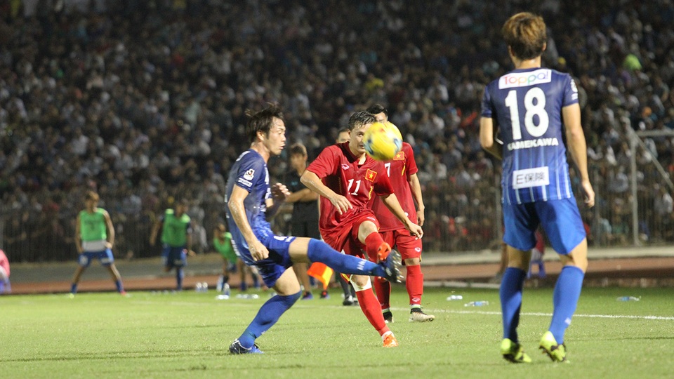 Công Phượng nhạt nhòa, đội tuyển Việt Nam bị Avispa Fukuoka cầm hòa - 4
Các cầu thủ đội khách theo khá chặt Thành Lương