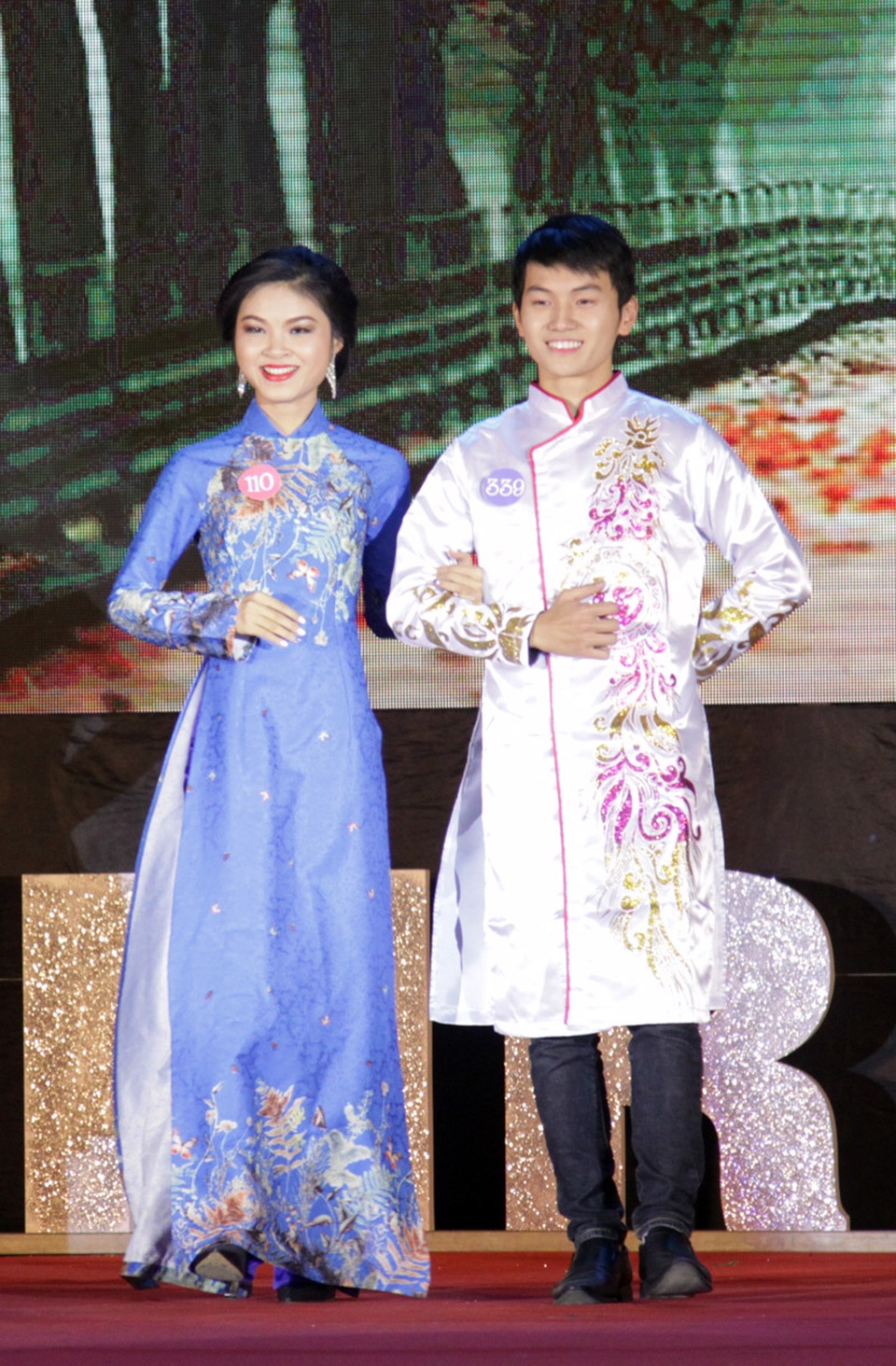 Cặp đôi ĐH Ngoại ngữ đăng quang Đại sứ ĐHQG Hà Nội - 11
Thí sinh mang SBD 339 Ngô Đức Tùng giành giải Đại sứ trí tuệ