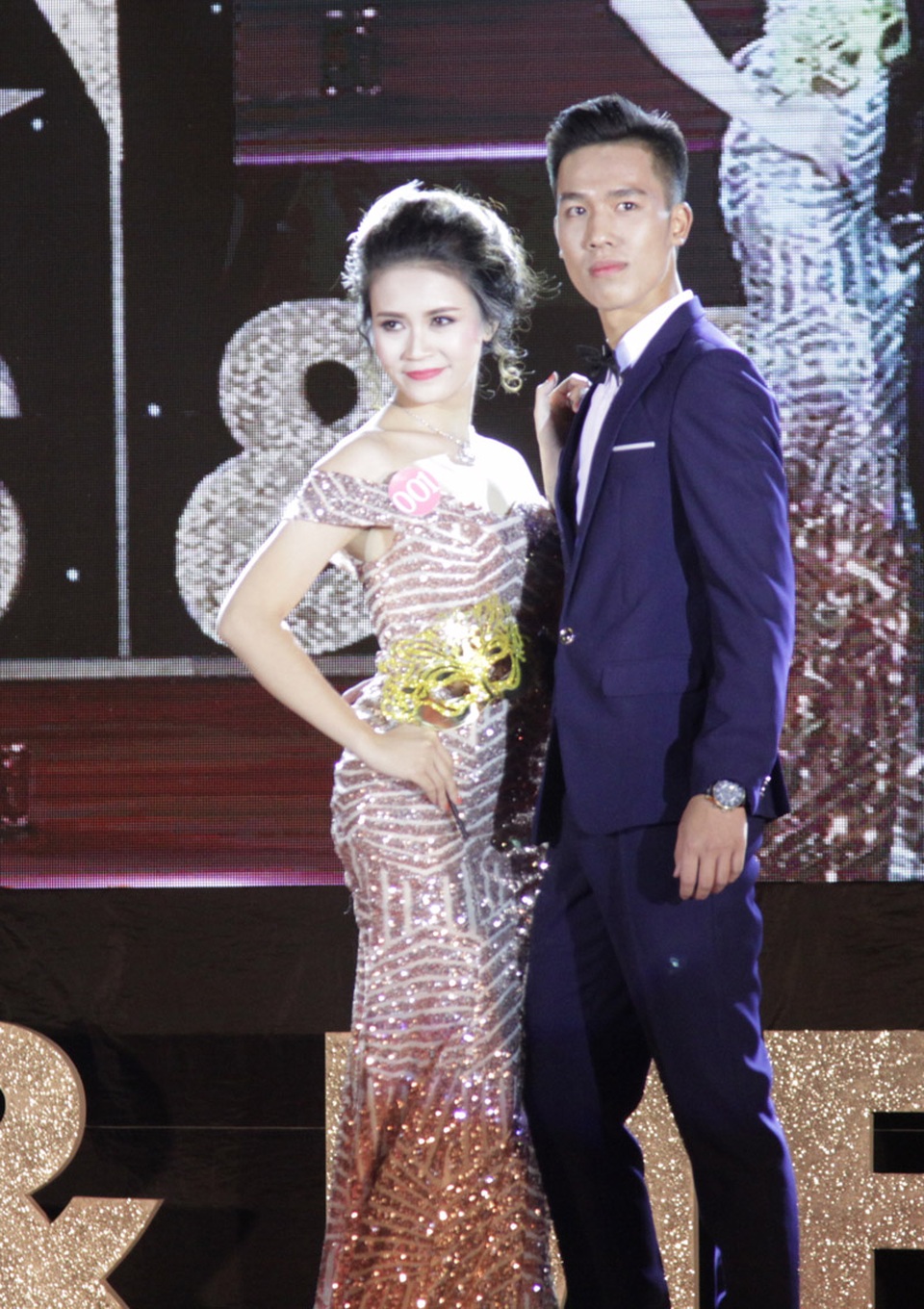Cặp đôi ĐH Ngoại ngữ đăng quang Đại sứ ĐHQG Hà Nội - 12
Cùng đạt danh hiệu Đại sứ trí tuệ với Đức Tùng là cô gái Nguyễn Tú Linh. Bạn diễn Nguyễn Quốc Việt của cô cũng giành giải Nam sinh trình diễn trang phục dạ hội đẹp nhất.