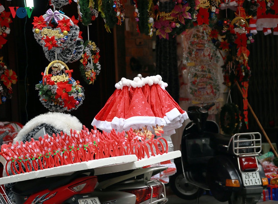 
Những chiếc mũ đặc trưng cho mùa Giáng sinh đang đến gần.
