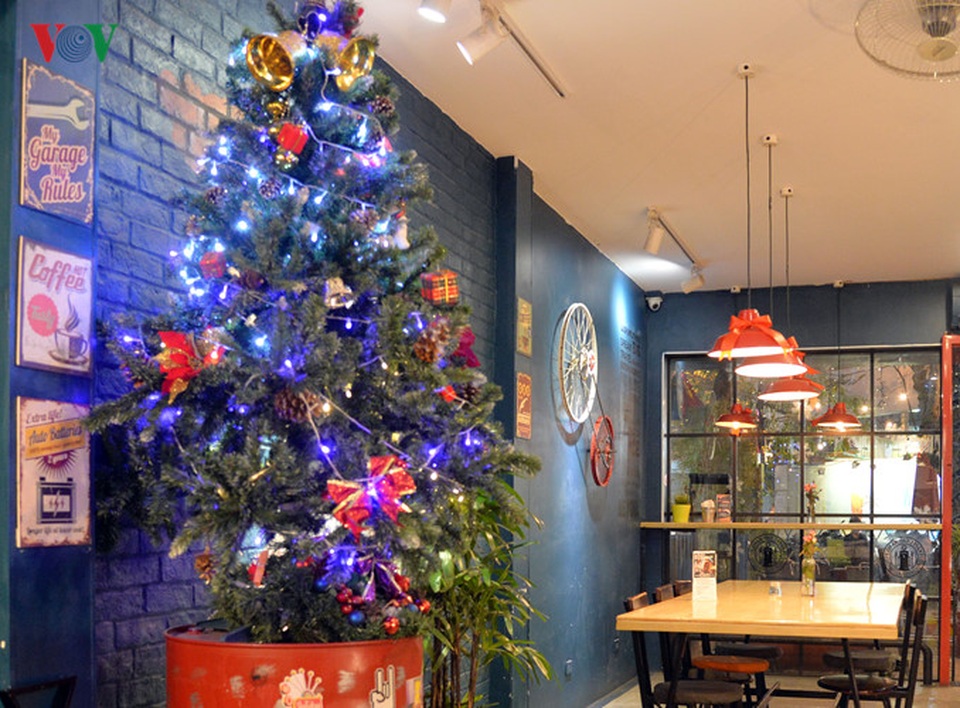 
Một số cửa hàng đã trang hoàng bắt kịp không khí ngày lễ đang đến gần.
