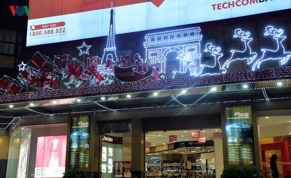 
Hà Nội đang khoác lên mình những chiếc áo mới khi Giáng Sinh và Năm mới 2017 đang đến gần.
