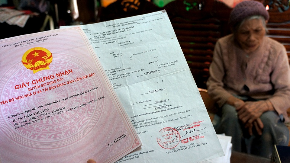 Vụ áp thuế oan 5,7 tỷ: Không thể coi thường dân và “qua mặt” Chính phủ! - 1
Sau khi Thủ tướng Chính phủ, Bộ trưởng Bộ Tài nguyên và Môi trường chỉ đạo các ngành chức năng tỉnh Lâm Đồng đã cấp sổ đỏ cho cụ Lích với mức áp thuế 0 đồng. Trong khi đó, với cách tính thuế của UBND huyện Đức Trọng thì cụ Lích phải đóng đến hơn 12,6 tỷ đồng cho 563,9m2 đất huyện.