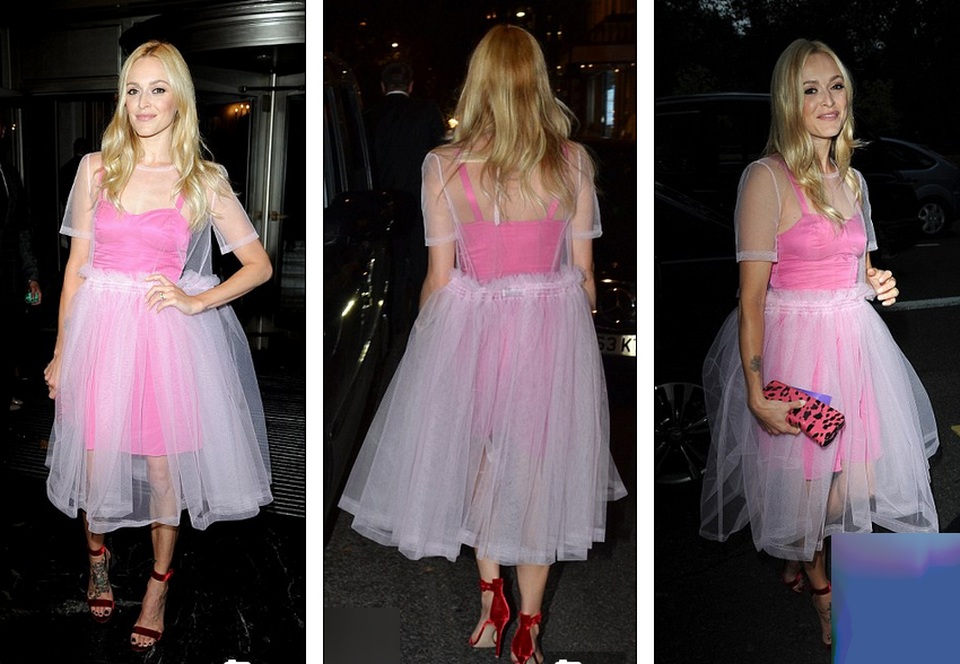 Những người đẹp Anh mặc "thảm họa" trong sự kiện - 1
Fearne Cotton và bộ váy bị coi là rẻ tiền, giống như váy của búp bê Baribie thưở xưa